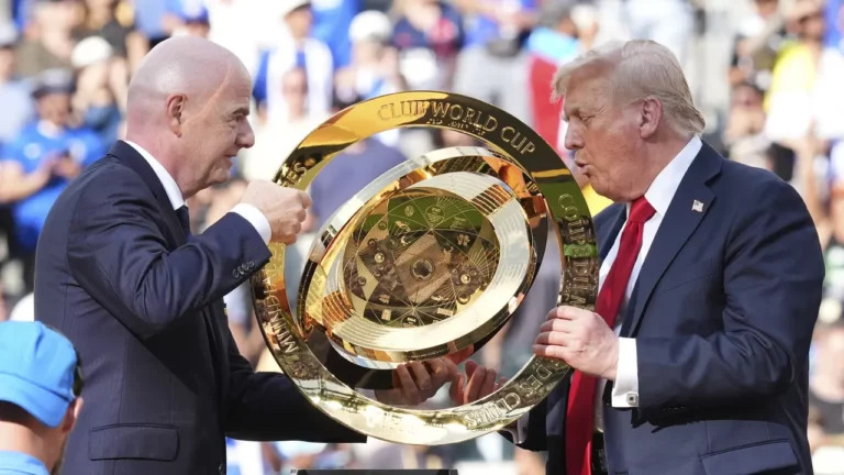 Momen Awkward: Donald Trump ‘Ambil Alih’ Selebrasi Chelsea Usai Bekuk PSG