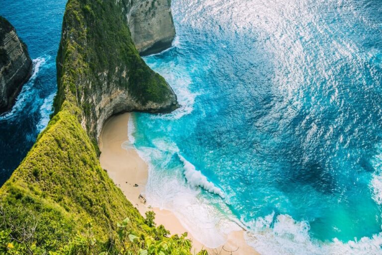 Destinasi Wisata Bahari Indonesia yang Viral di 2025: Surga Laut dan Pantai