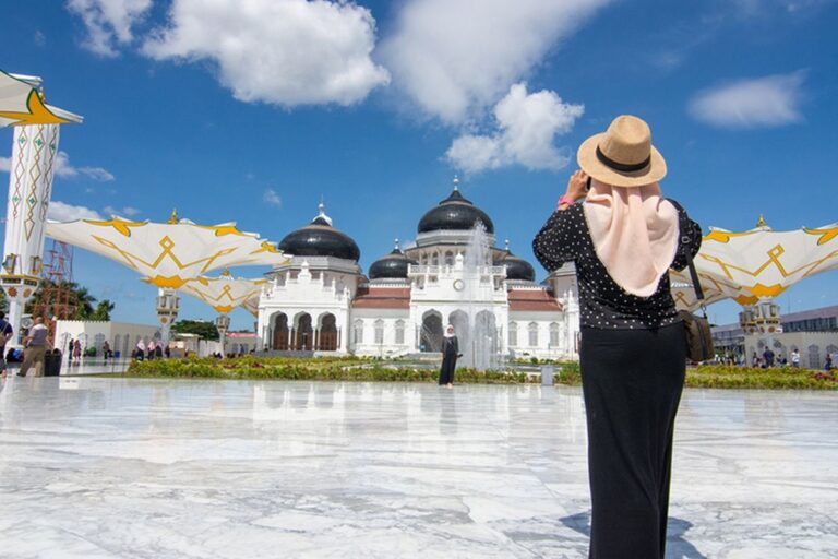 Wisata Halal Indonesia 2025: Menjadi Destinasi Favorit Turis Muslim Dunia