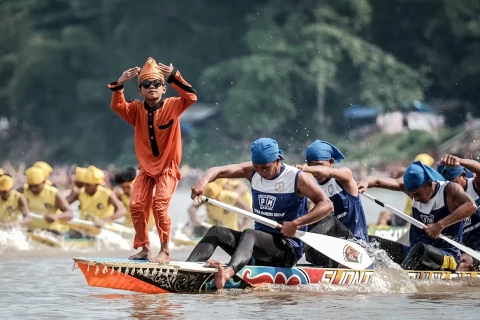 Tari Viral di Atas Perahu: Bocah Indonesia Buktikan Viral Itu Instan