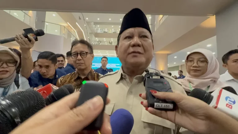 Prabowo Jenguk Polisi dan Masyarakat di RS Polri yang Luka-Luka Akibat Demo Ricuh