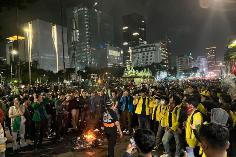 Gelombang Demo #IndonesiaGelap: Tuntutan Massa, Respons Pemerintah, dan Dampaknya bagi Politik Nasional