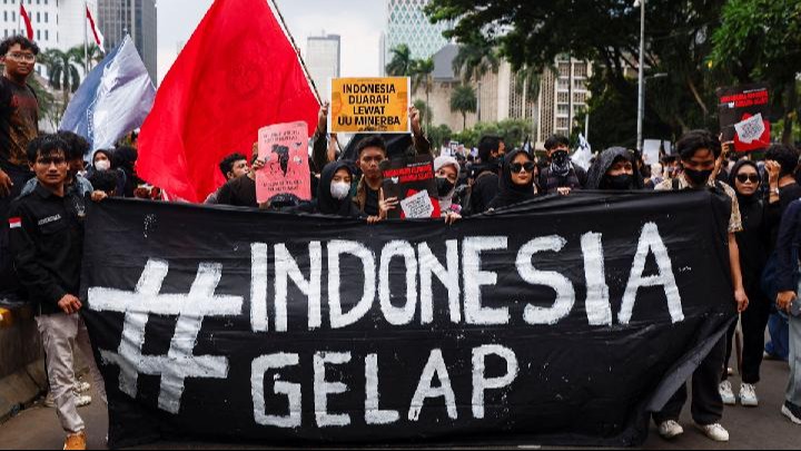 #IndonesiaGelap 2025: Akar Masalah, Gerakan Sosial, dan Respons Pemerintah
